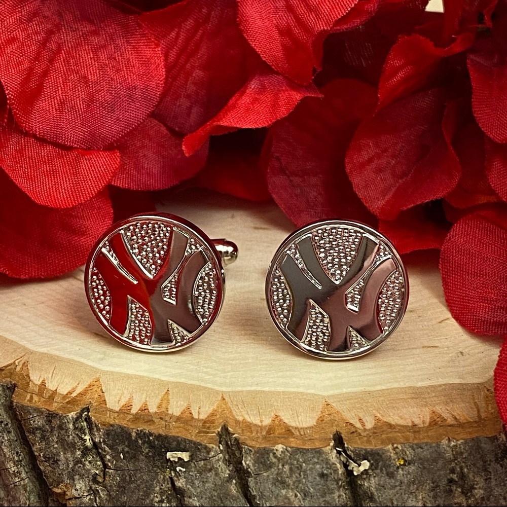 Silver New York Yankees Round Baseball Cufflinks - Picture 2 of 15